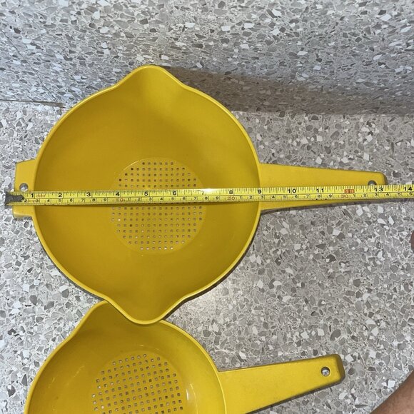 Vintage Tupperware Yellow Colanders Strainers Set 1 Qt #1200-9 and 2 Qt #1523-8 - Picture 11 of 12
